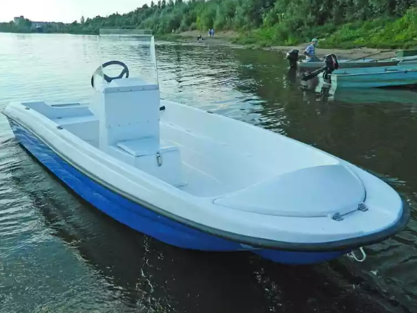 Стеклопластиковая лодка Пингвин с консолью (тримаран) в Электростали