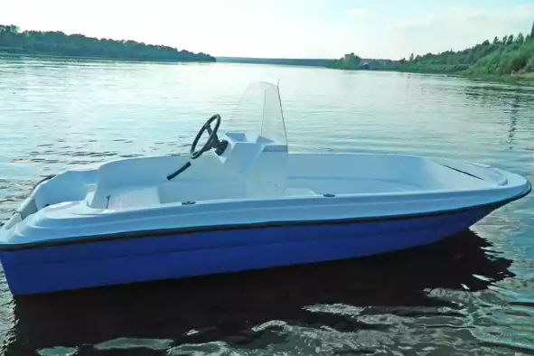 Стеклопластиковая лодка Пингвин с консолью (тримаран) в Электростали