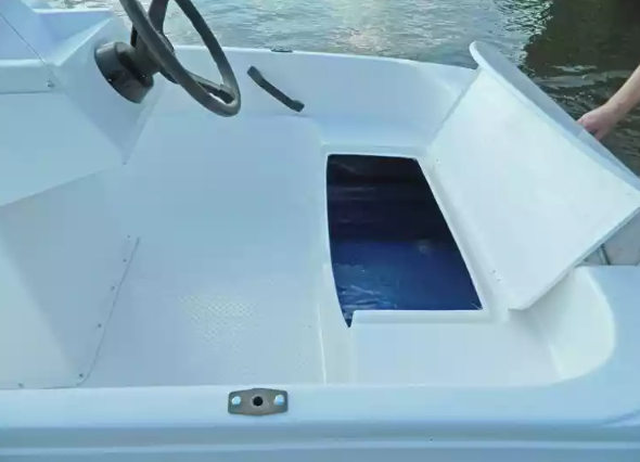 Стеклопластиковая лодка Пингвин с консолью (тримаран) в Электростали